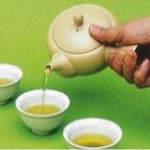 STEP4. Pour-round the equal amount of tea into each tea cups little-by-little. 